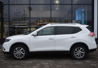 Подержанный автомобиль Nissan X-Trail 2015 года (8 фото)