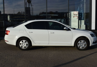 Подержанный автомобиль Skoda Octavia Liftback 2019 года (4 фото)