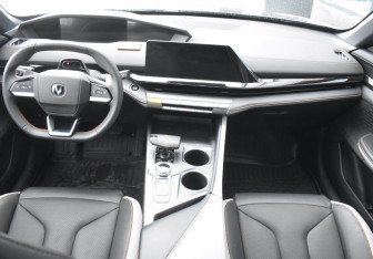 Подержанный автомобиль Changan UNI-V 2024 года (12 фото)