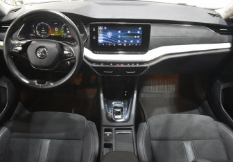 Подержанный автомобиль Skoda Octavia Liftback 2021 года (12 фото)
