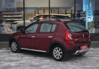 Подержанный автомобиль Renault Sandero 2012 года (7 фото)