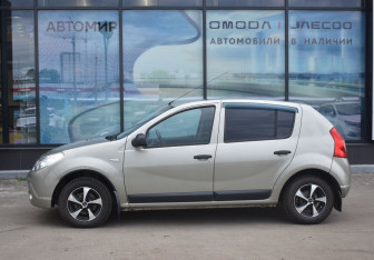 Подержанный автомобиль Renault Sandero 2012 года (8 фото)