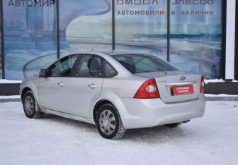 Подержанный автомобиль Ford Focus Sedan 2008 года (7 фото)