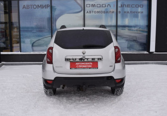 Подержанный автомобиль Renault Duster 2015 года (6 фото)
