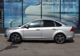 Подержанный автомобиль Ford Focus Sedan 2010 года (8 фото)