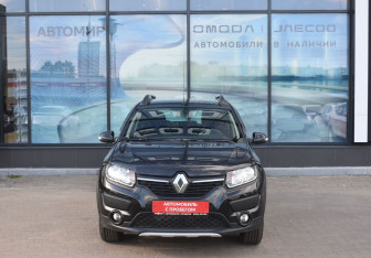 Подержанный автомобиль Renault Sandero 2017 года (2 фото)