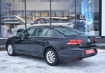 Подержанный автомобиль Volkswagen Passat Sedan 2018 года (7 фото)
