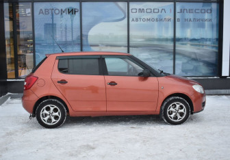 Подержанный автомобиль Skoda Fabia Hatchback 2010 года (4 фото)