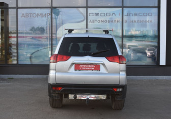 Подержанный автомобиль Mitsubishi Pajero Sport 2013 года (6 фото)