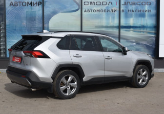 Подержанный автомобиль Toyota RAV4 2021 года (5 фото)