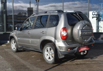 Подержанный автомобиль Chevrolet Niva 2010 года (7 фото)