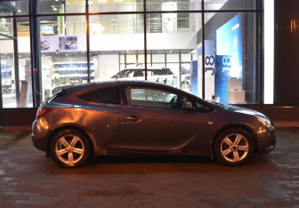 Подержанный автомобиль Opel Astra Hatchback 2012 года (4 фото)