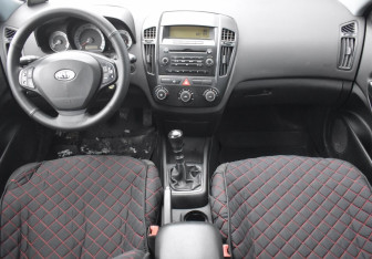 Подержанный автомобиль Kia Ceed Hatchback 2008 года (12 фото)