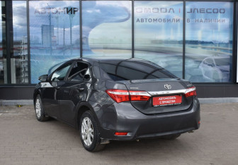 Подержанный автомобиль Toyota Corolla Sedan 2013 года (7 фото)