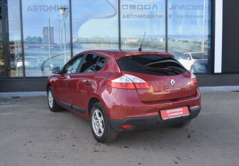 Подержанный автомобиль Renault Megane Hatchback 2011 года (7 фото)