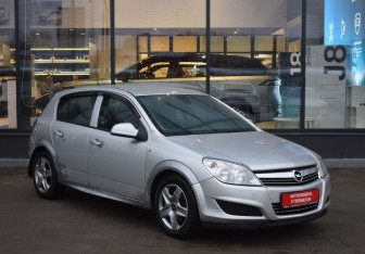 Подержанный автомобиль Opel Astra Hatchback 2011 года (3 фото)
