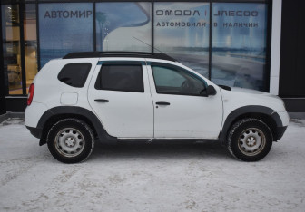 Подержанный автомобиль Renault Duster 2015 года (4 фото)