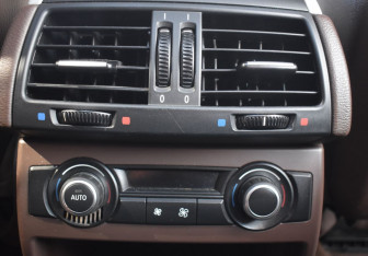 Подержанный автомобиль BMW X5 2007 года (12 фото)