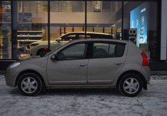 Подержанный автомобиль Renault Sandero 2011 года (8 фото)