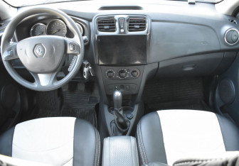 Подержанный автомобиль Renault Sandero 2017 года (13 фото)