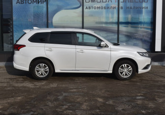 Подержанный автомобиль Mitsubishi Outlander 2022 года (4 фото)