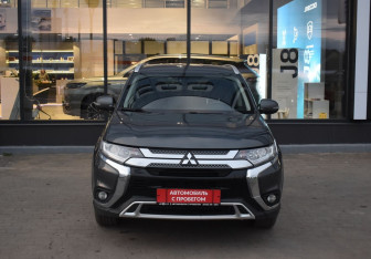 Подержанный автомобиль Mitsubishi Outlander 2019 года (2 фото)