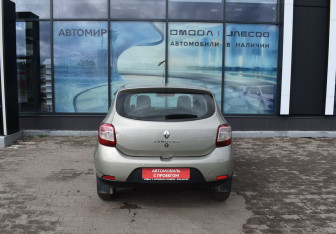Подержанный автомобиль Renault Sandero 2020 года (6 фото)