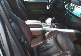 Подержанный автомобиль BMW X5 2007 года (10 фото)