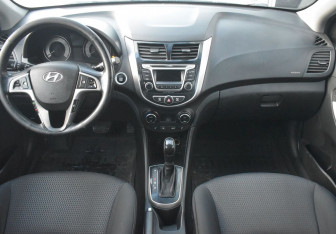 Подержанный автомобиль Hyundai Solaris Hatchback 2015 года (12 фото)