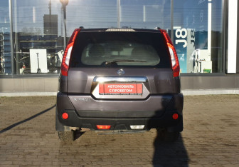 Подержанный автомобиль Nissan X-Trail 2011 года (6 фото)