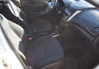 Подержанный автомобиль Hyundai Solaris Hatchback 2015 года (10 фото)