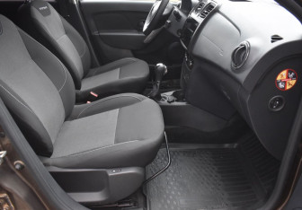 Подержанный автомобиль Renault Sandero 2018 года (10 фото)