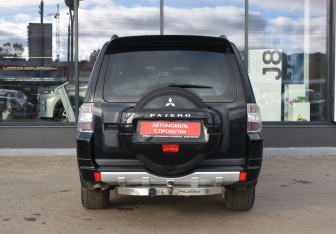 Подержанный автомобиль Mitsubishi Pajero 2013 года (6 фото)