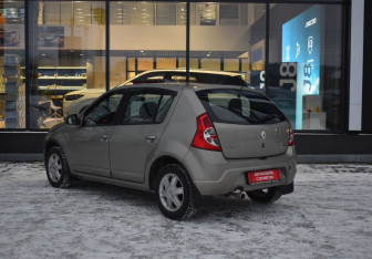 Подержанный автомобиль Renault Sandero 2011 года (7 фото)