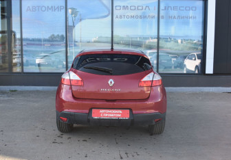 Подержанный автомобиль Renault Megane Hatchback 2011 года (6 фото)