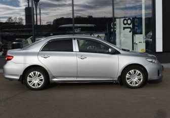 Подержанный автомобиль Toyota Corolla Sedan 2011 года (4 фото)