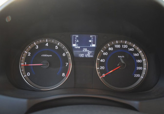 Подержанный автомобиль Hyundai Solaris Hatchback 2015 года (13 фото)