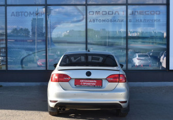 Подержанный автомобиль Volkswagen Jetta Sedan 2011 года (6 фото)