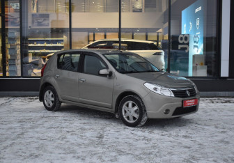 Подержанный автомобиль Renault Sandero 2011 года (3 фото)