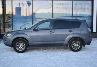 Подержанный автомобиль Mitsubishi Outlander 2008 года (8 фото)