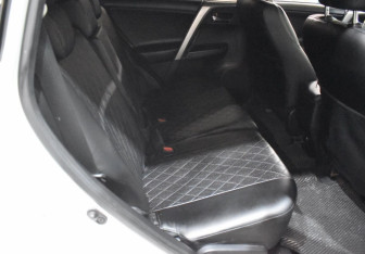 Подержанный автомобиль Toyota RAV4 2016 года (11 фото)