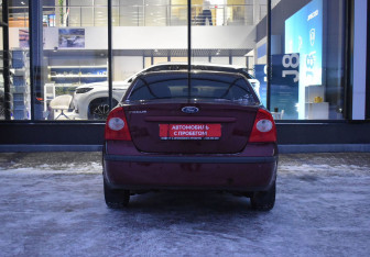 Подержанный автомобиль Ford Focus Sedan 2006 года (6 фото)