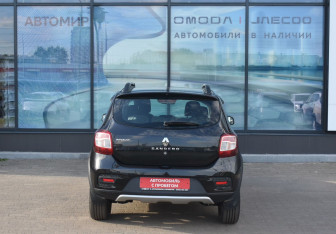 Подержанный автомобиль Renault Sandero 2017 года (6 фото)