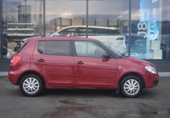 Подержанный автомобиль Skoda Fabia Hatchback 2009 года (4 фото)