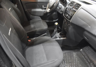 Подержанный автомобиль Renault Sandero 2016 года (10 фото)