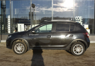 Подержанный автомобиль Renault Sandero 2017 года (8 фото)