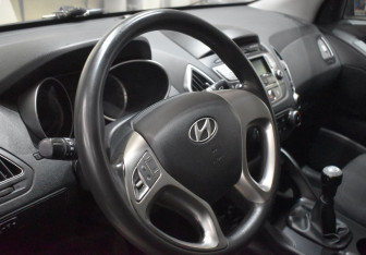 Подержанный автомобиль Hyundai ix35 2013 года (14 фото)