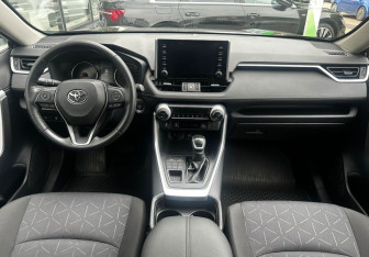 Подержанный автомобиль Toyota RAV4 2020 года (9 фото)