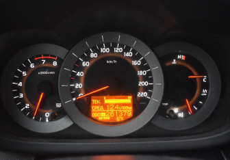 Подержанный автомобиль Toyota RAV4 2006 года (12 фото)