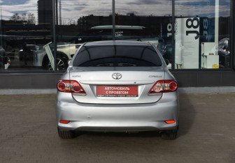 Подержанный автомобиль Toyota Corolla Sedan 2011 года (6 фото)